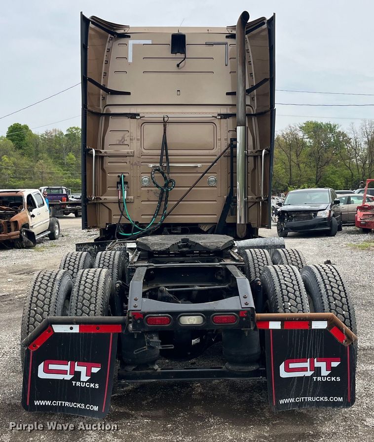 image for item LD9496 2015 Volvo VNL semi truck