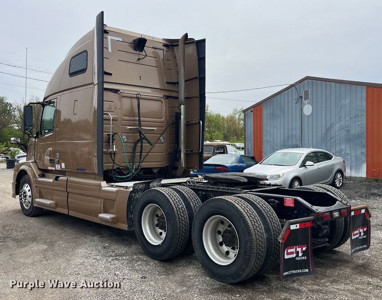 image for item LD9496 2015 Volvo VNL semi truck