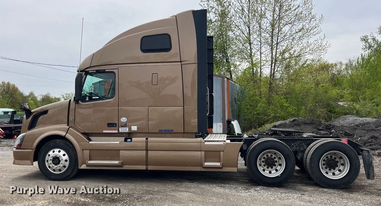 image for item LD9496 2015 Volvo VNL semi truck