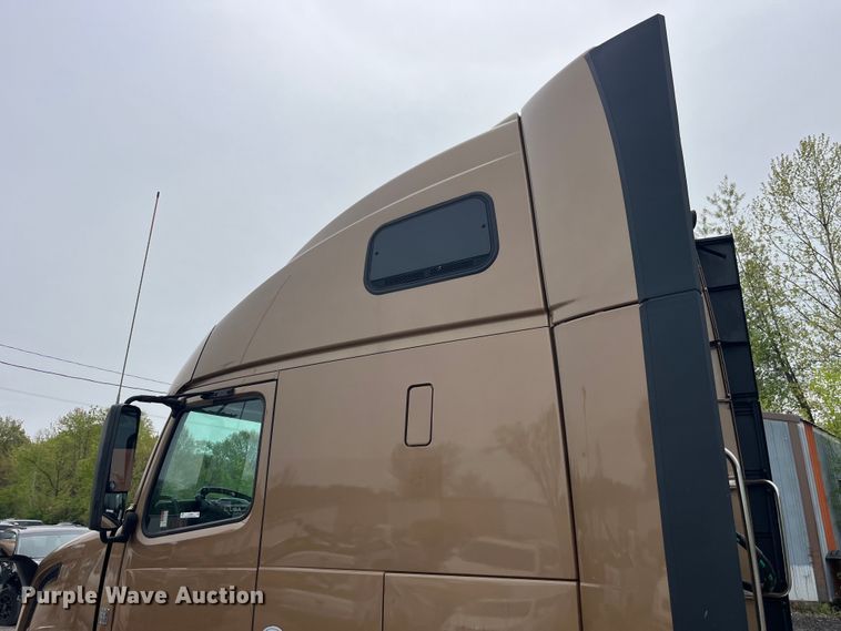 image for item LD9496 2015 Volvo VNL semi truck