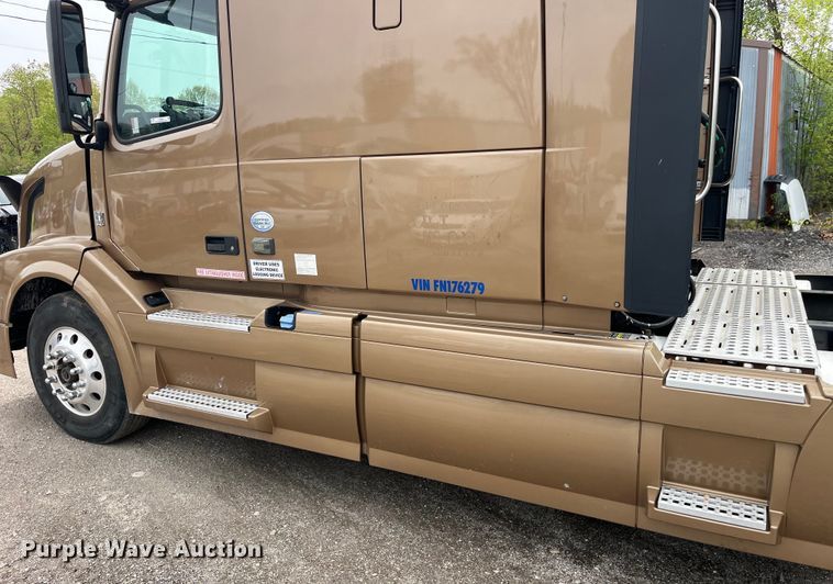 image for item LD9496 2015 Volvo VNL semi truck