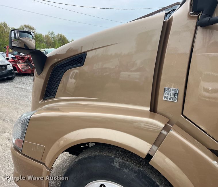 image for item LD9496 2015 Volvo VNL semi truck