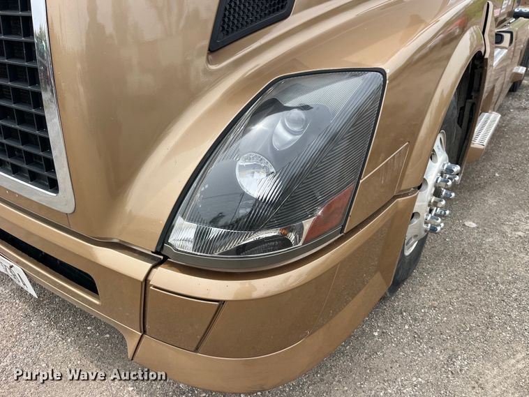 image for item LD9496 2015 Volvo VNL semi truck