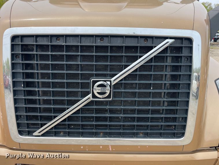 image for item LD9496 2015 Volvo VNL semi truck