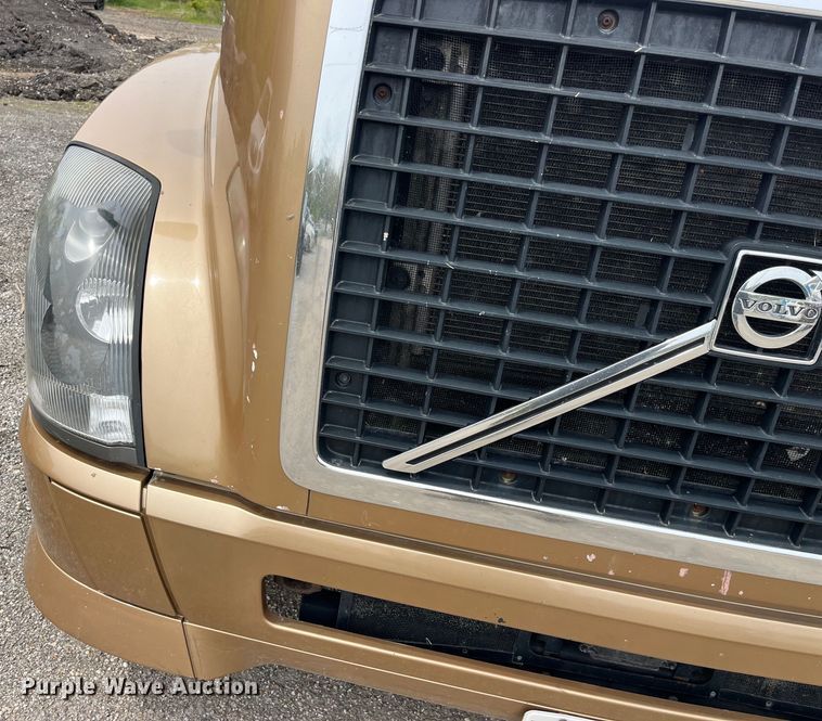 image for item LD9496 2015 Volvo VNL semi truck