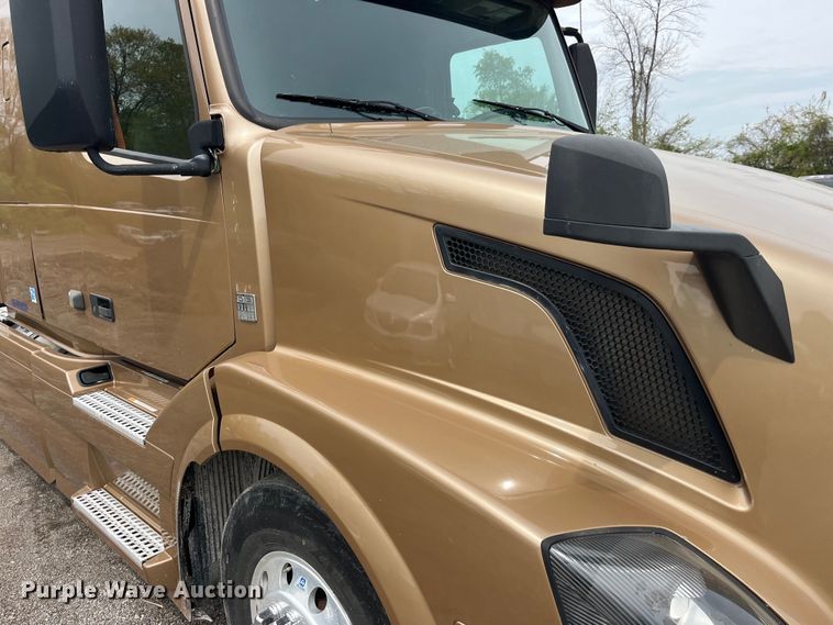 image for item LD9496 2015 Volvo VNL semi truck