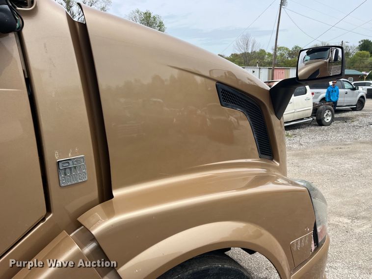 image for item LD9496 2015 Volvo VNL semi truck