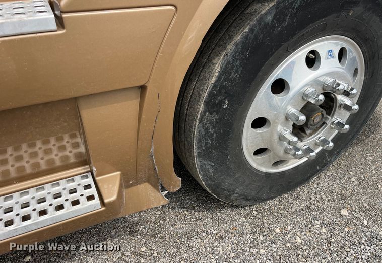 image for item LD9496 2015 Volvo VNL semi truck