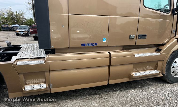 image for item LD9496 2015 Volvo VNL semi truck