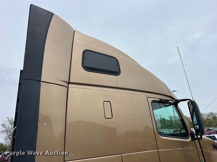 image for item LD9496 2015 Volvo VNL semi truck