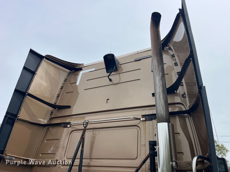 image for item LD9496 2015 Volvo VNL semi truck