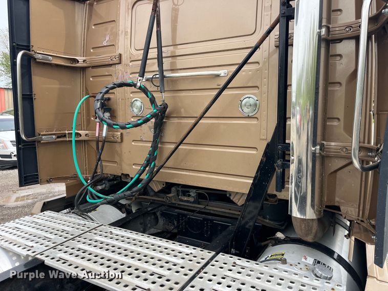 image for item LD9496 2015 Volvo VNL semi truck