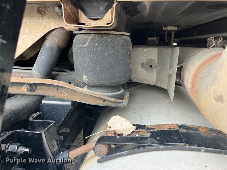 image for item LD9496 2015 Volvo VNL semi truck