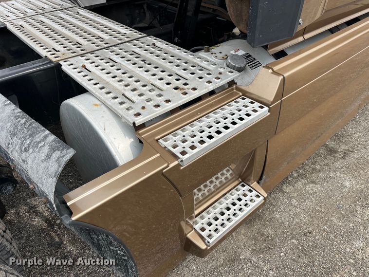 image for item LD9496 2015 Volvo VNL semi truck