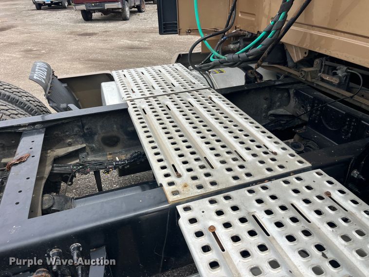 image for item LD9496 2015 Volvo VNL semi truck