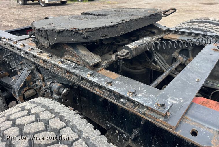 image for item LD9496 2015 Volvo VNL semi truck