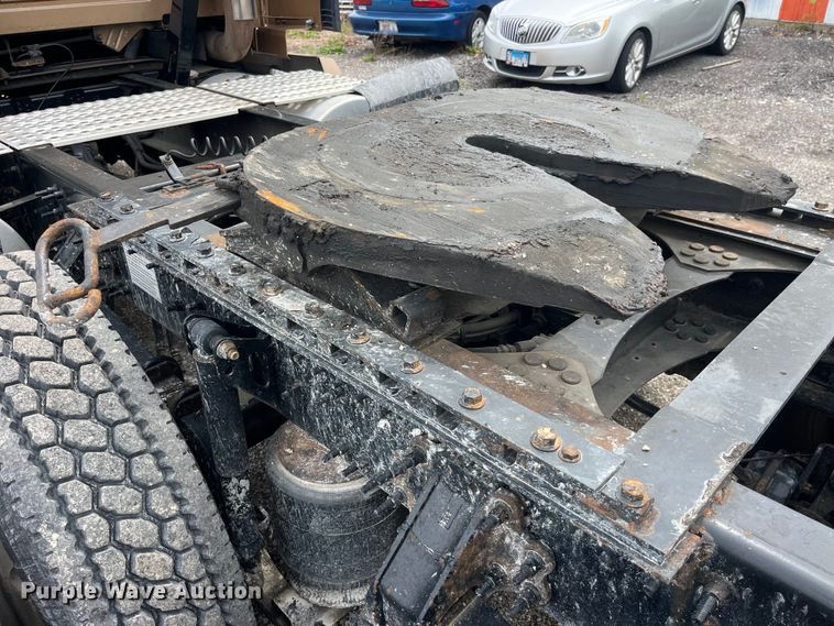 image for item LD9496 2015 Volvo VNL semi truck