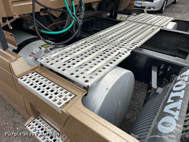 image for item LD9496 2015 Volvo VNL semi truck