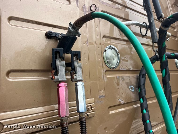 image for item LD9496 2015 Volvo VNL semi truck