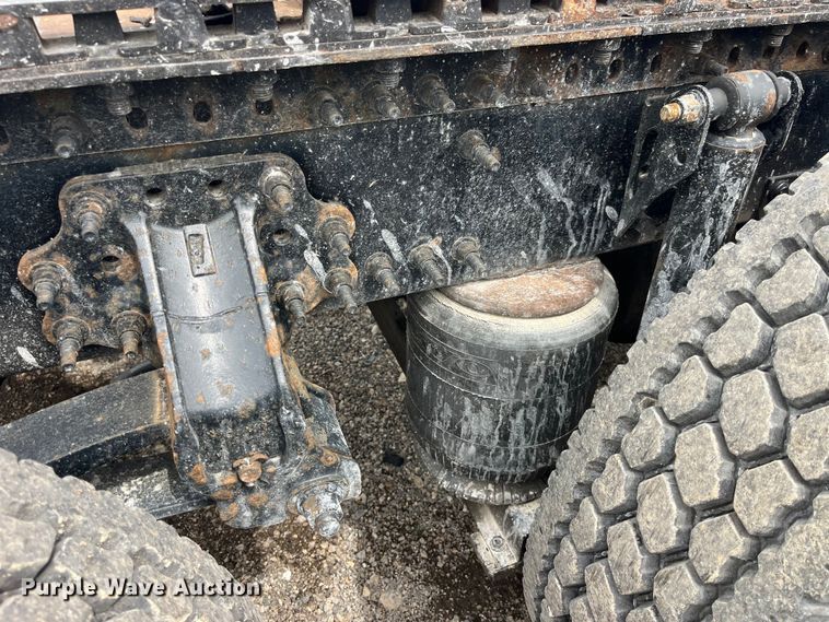 image for item LD9496 2015 Volvo VNL semi truck