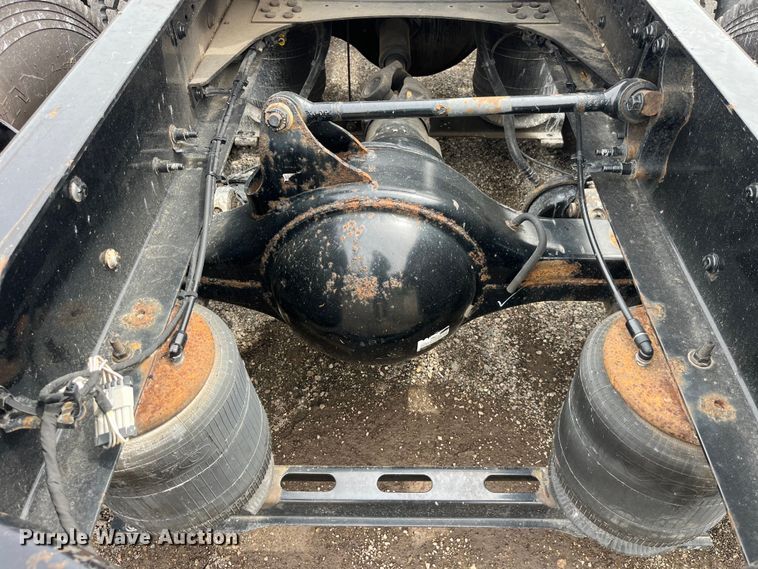 image for item LD9496 2015 Volvo VNL semi truck