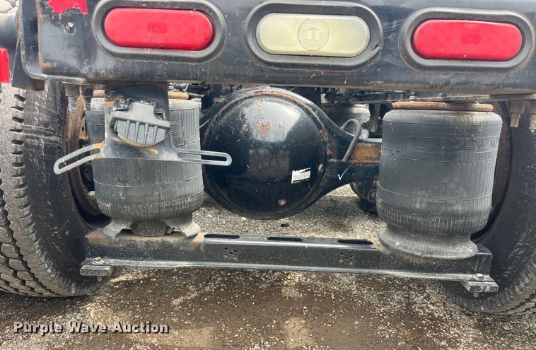 image for item LD9496 2015 Volvo VNL semi truck