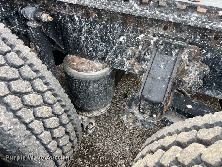 image for item LD9496 2015 Volvo VNL semi truck