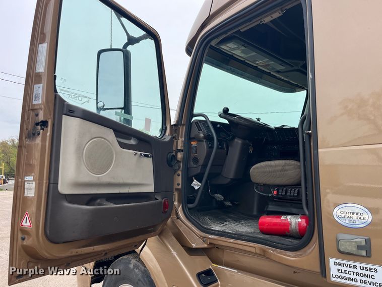 image for item LD9496 2015 Volvo VNL semi truck