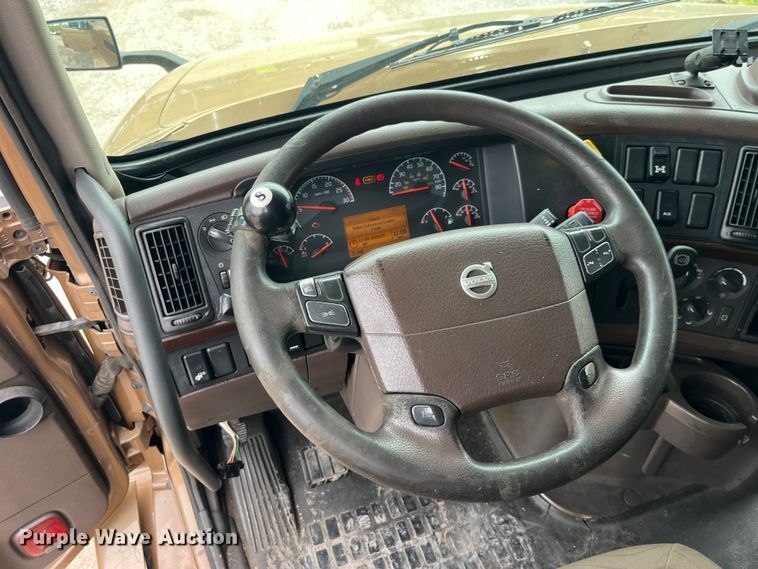 image for item LD9496 2015 Volvo VNL semi truck