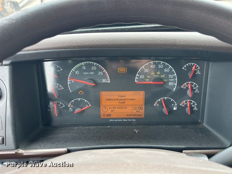 image for item LD9496 2015 Volvo VNL semi truck