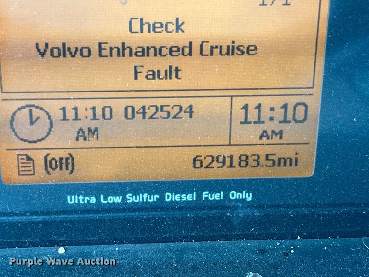 image for item LD9496 2015 Volvo VNL semi truck