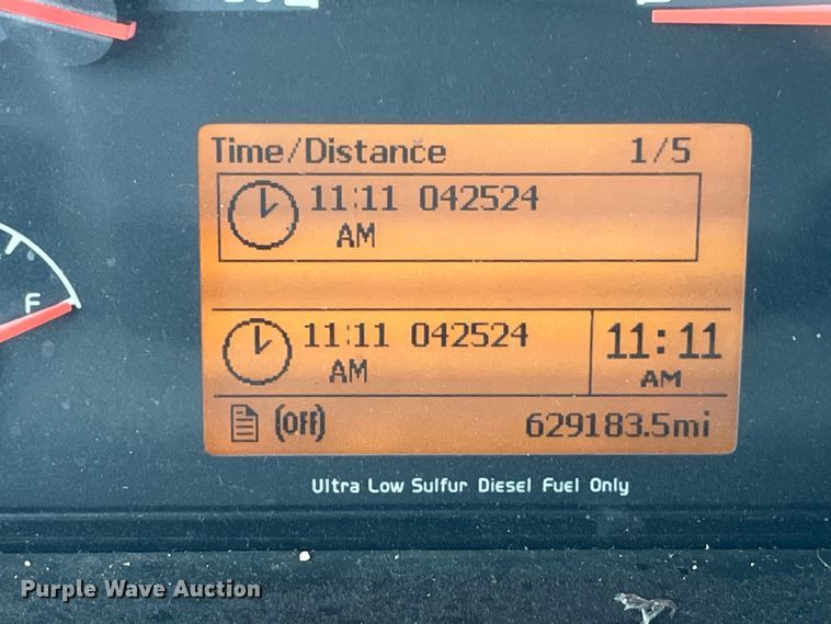 image for item LD9496 2015 Volvo VNL semi truck