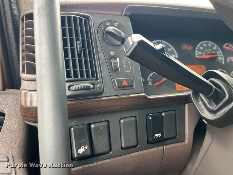 image for item LD9496 2015 Volvo VNL semi truck