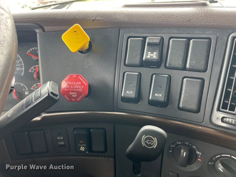 image for item LD9496 2015 Volvo VNL semi truck