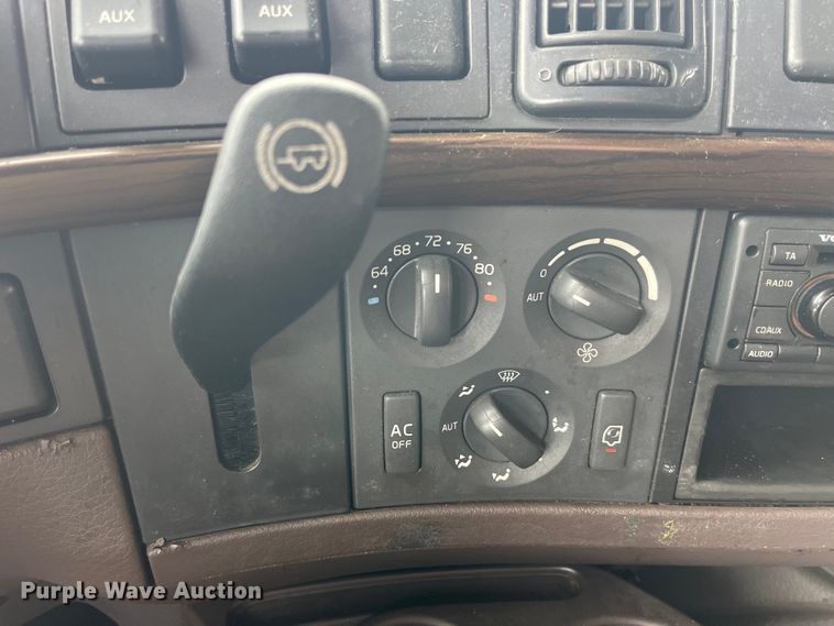 image for item LD9496 2015 Volvo VNL semi truck