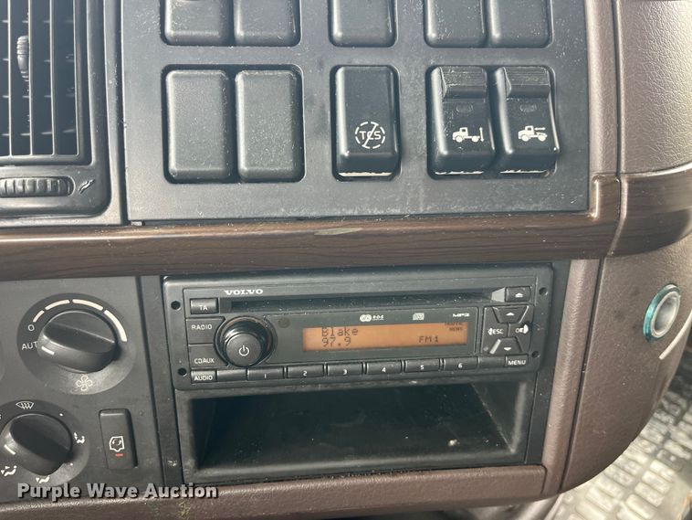 image for item LD9496 2015 Volvo VNL semi truck