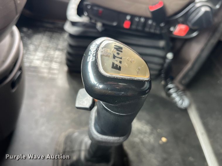 image for item LD9496 2015 Volvo VNL semi truck