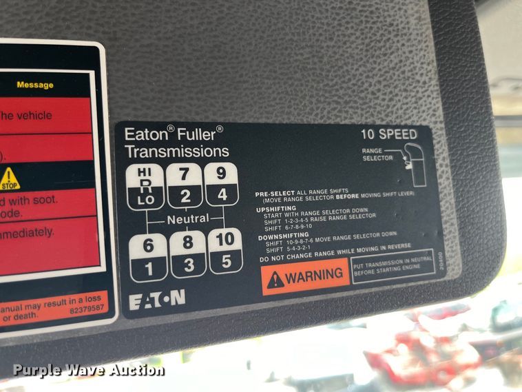 image for item LD9496 2015 Volvo VNL semi truck