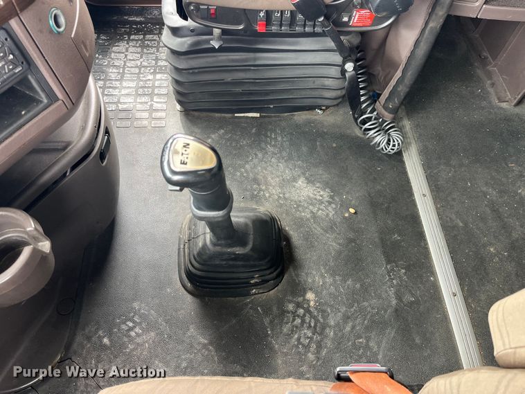 image for item LD9496 2015 Volvo VNL semi truck