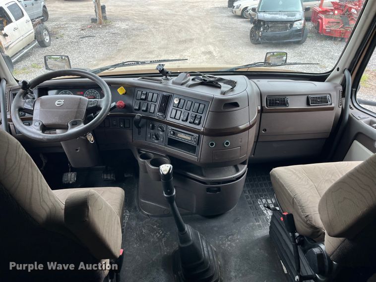 image for item LD9496 2015 Volvo VNL semi truck