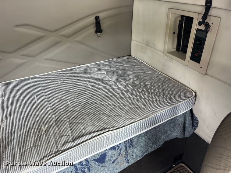 image for item LD9496 2015 Volvo VNL semi truck