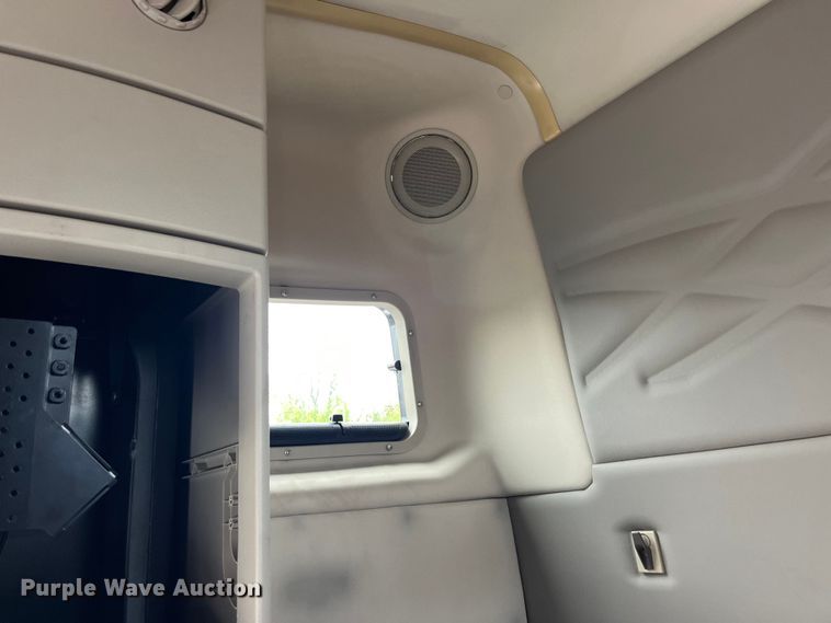 image for item LD9496 2015 Volvo VNL semi truck