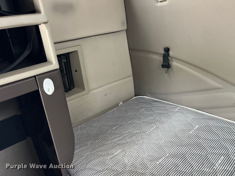 image for item LD9496 2015 Volvo VNL semi truck