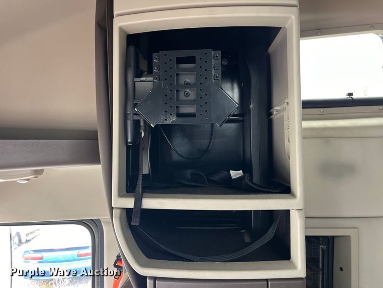 image for item LD9496 2015 Volvo VNL semi truck