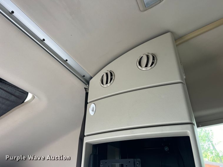 image for item LD9496 2015 Volvo VNL semi truck