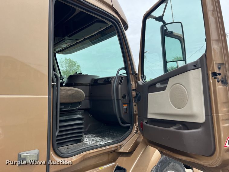 image for item LD9496 2015 Volvo VNL semi truck