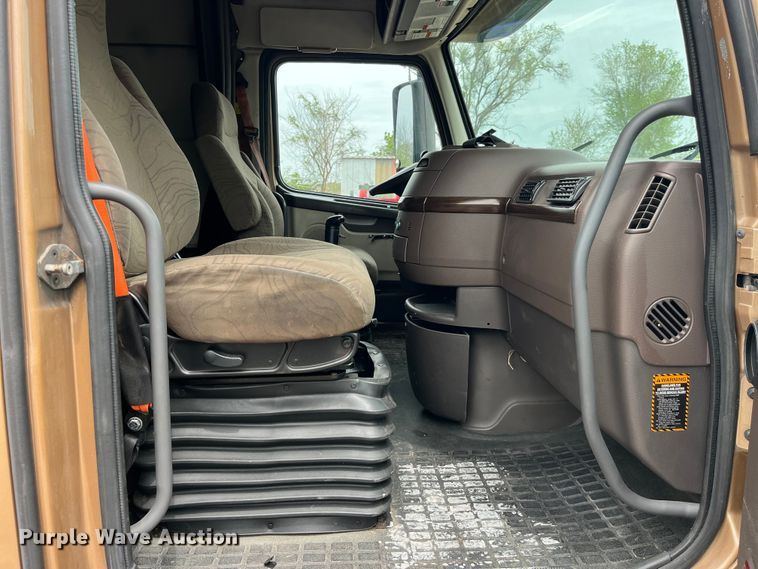 image for item LD9496 2015 Volvo VNL semi truck