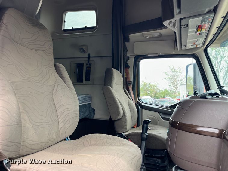 image for item LD9496 2015 Volvo VNL semi truck