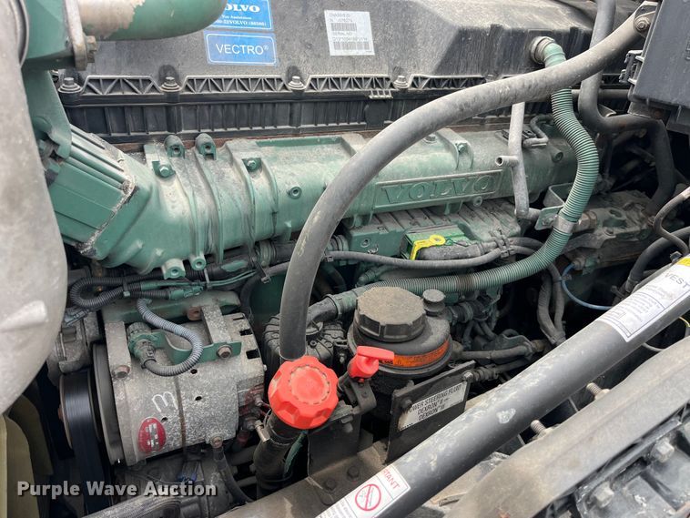 image for item LD9496 2015 Volvo VNL semi truck