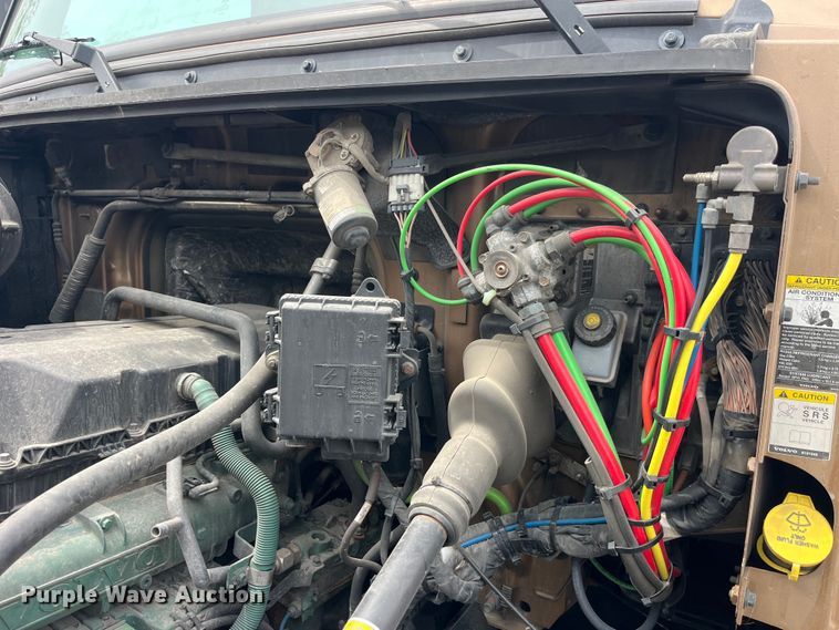 image for item LD9496 2015 Volvo VNL semi truck